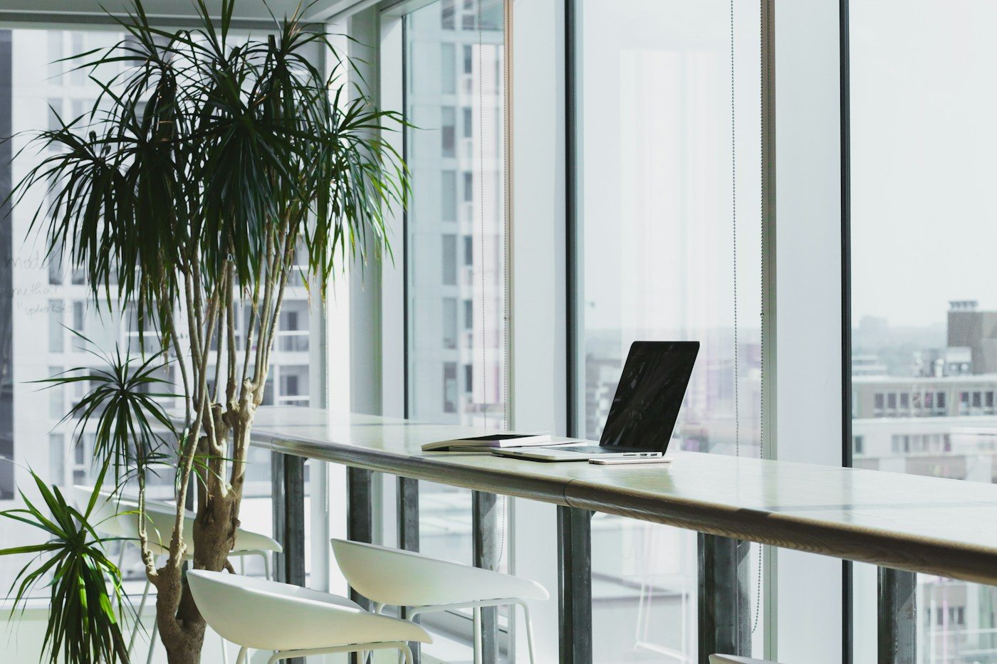 Espace de travail lumineux — photo d’illustration, sans modèle de bureau identifié